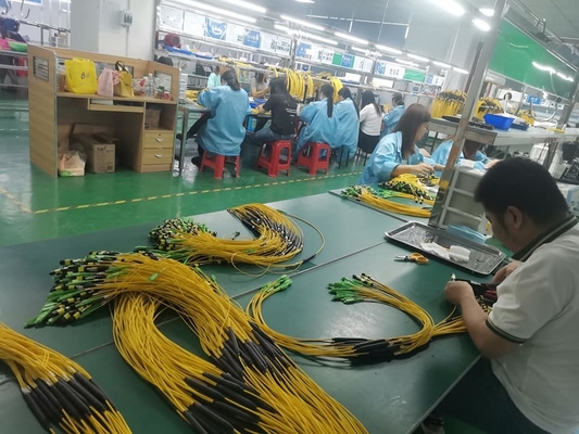 24 คอร์ MTP ทรังเคเบิล ไฟเบอร์ออปติก Jumper สําหรับศูนย์ข้อมูล FTTX PVC ปรับแต่ง