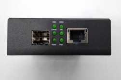 เครื่องแปลงสื่อที่ไม่จัดการ 10G พร้อมพอร์ต SFP + และ RJ45