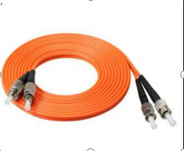 วัสดุ LSZH/PVC/PU Jacket FC-ST Patch Cord ที่มีความมั่นคงในอุณหภูมิสูงและความสูญเสียการใส่ ≤0.3dB