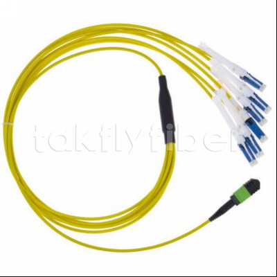 สายพับ MPO-CS ทนทานสําหรับเครือข่ายโทรคมนาคม ความสูญเสียการแทรกแซง ≤0.3dB กว้างเส้นใย 50/125