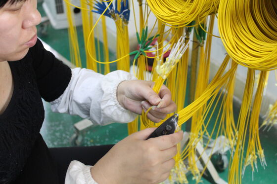 SC/APC-SC/APC Simplex Patch Cord ด้วยความสูญเสียการใส่ที่ต่ํา ความสูญเสียการสะท้อนที่สูง และความยาวที่กําหนดเอง