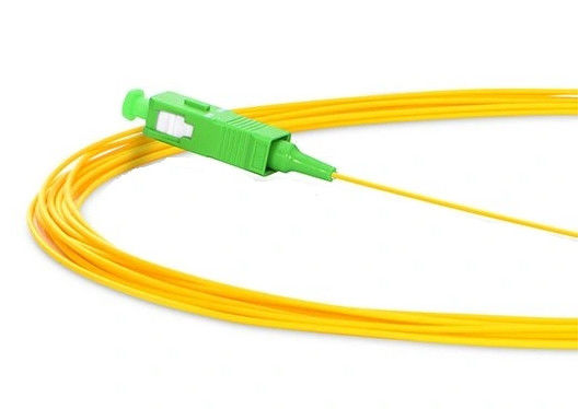 SC / APC OS2 โหมดเดียว 2.0 มม. G652D ผมเปียไฟเบอร์ออปติกในแจ็คเก็ตสีเหลือง FTTx